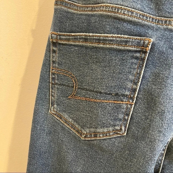 AMERICAN EAGLE Sz 6 Distressed Mid Wash Mom Jeans - Picture 8 of 15